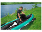 Un homme place un siège dans un kayak gonflable.