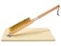 Brosse de nettoyage pour barbecue à long manche et pierre à pizza.