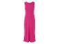 Robe longue rose sans manches, style minimaliste.