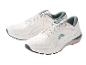 Deux paires de chaussures de course blanches avec des accents verts.