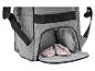 Un sac à dos gris avec un compartiment ouvert contenant des chaussons pour bébé.