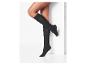 Jambes de femme en chaussettes noires montantes, sur fond blanc.