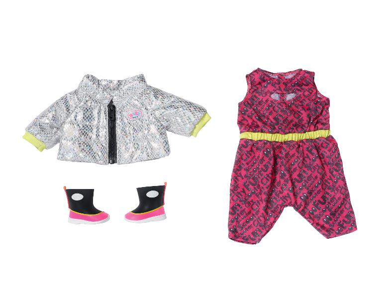Vêtements de poupée BABY born : veste argentée, combinaison rose à texte et bottes noires.