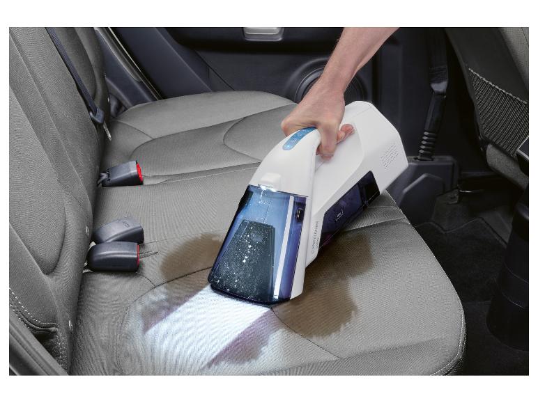 Nettoyeur de taches sans fil utilisé pour nettoyer un siège de voiture taché.