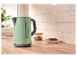 Une bouilloire vert menthe SilverCrest sur un comptoir en bois.