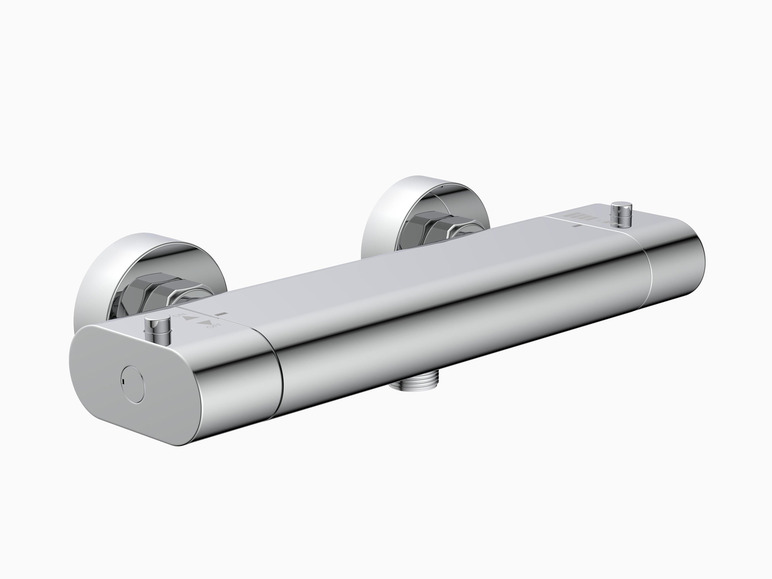 Un mitigeur thermostatique de douche chromé.