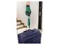 Une main utilisant une balance Parkside pour peser une valise Travelite bleue.