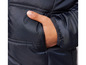 Gros plan sur une veste noire avec une main dans la poche.
