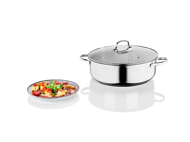 Une casserole en acier inoxydable avec un couvercle en verre et une assiette de gnocchis à la sauce tomate.