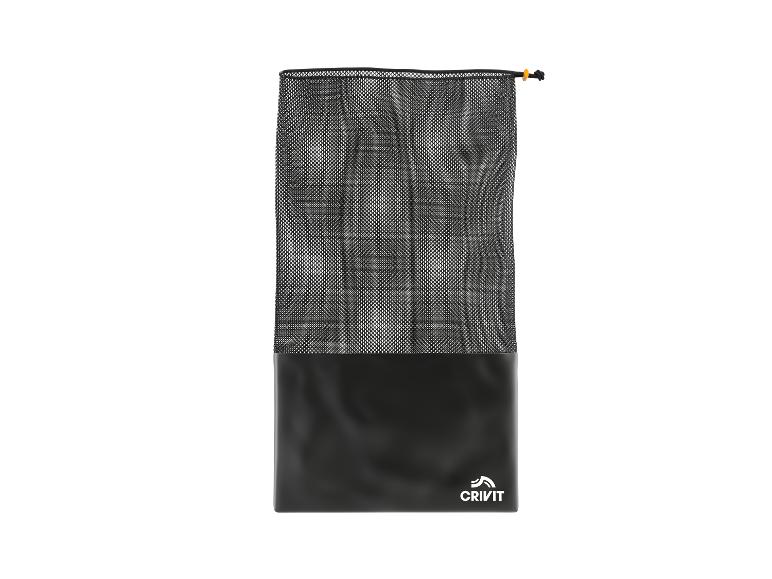 Sac en filet noir Crivit avec fond imperméable et cordon de serrage.