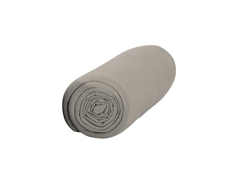 Un drap gris roulé.
