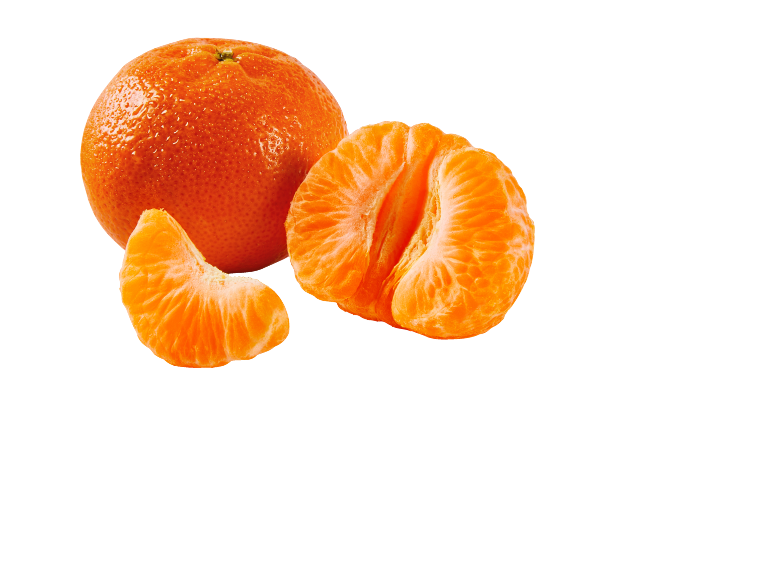 Mandarine entière et quartiers de mandarine juteux sur fond noir.