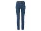 Un jean skinny bleu foncé pour femme.
