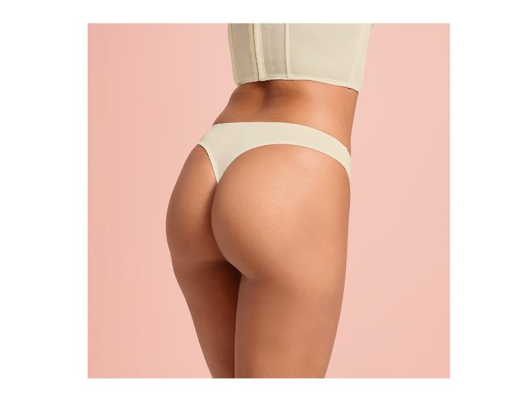 Fesses féminines avec un string beige