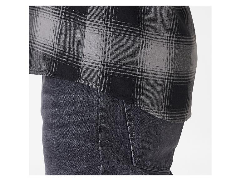 Une chemise à carreaux gris associée à un jean.