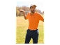 Un homme portant un polo orange et un pantalon cargo, un club de golf sur l'épaule.