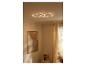 Plafonnier LED moderne avec deux cadres carrés lumineux dans un salon chaleureux.