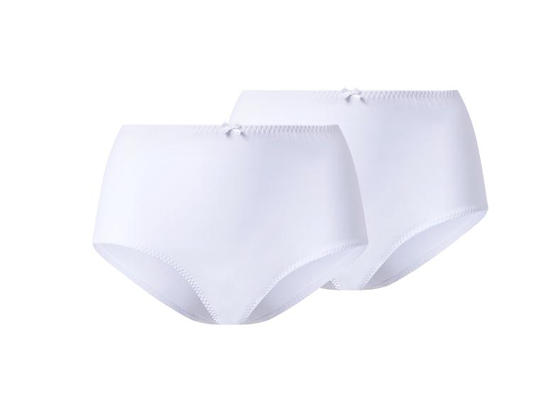 Deux paires de culottes blanches.
