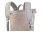 Un sac à dos beige avec de larges bretelles.