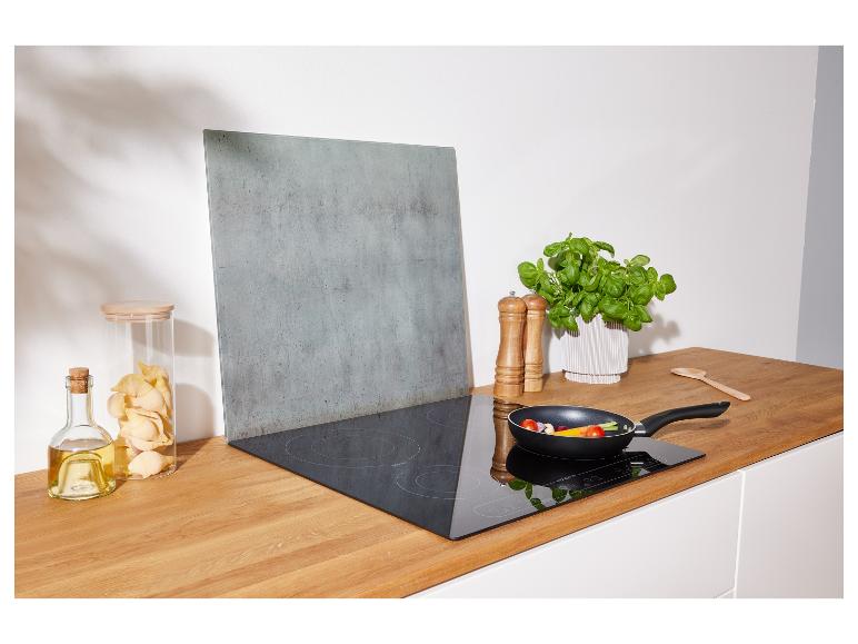 Table de cuisson vitrocéramique, plaque de protection en verre, ustensiles de cuisine.