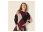 Femme souriante portant un pull argyle bordeaux, noir et beige avec un pantalon en cuir.