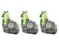 Trois lampes solaires en forme de grenouille sur rocher.