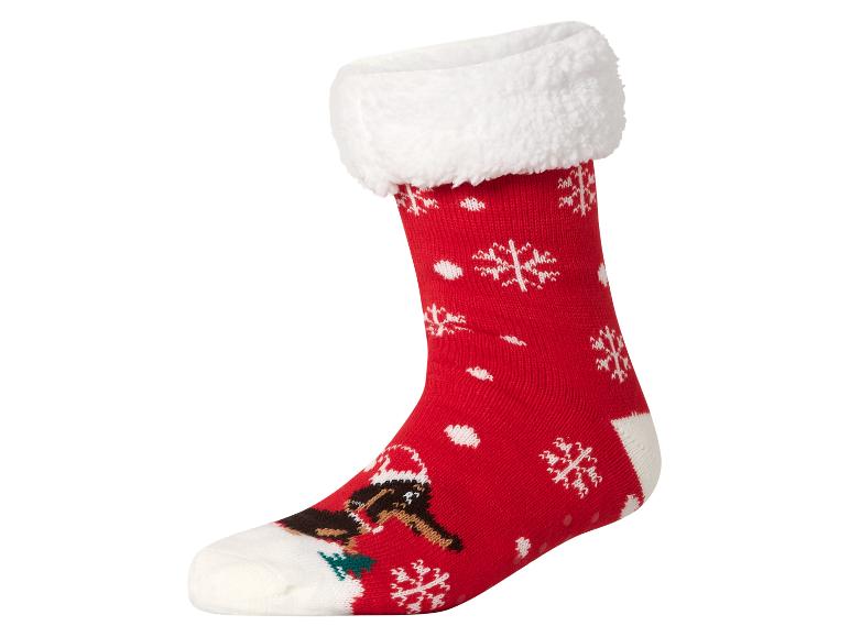 Chaussette de Noël rouge avec revers moelleux, flocons de neige et un chiot avec un bonnet de Père Noël