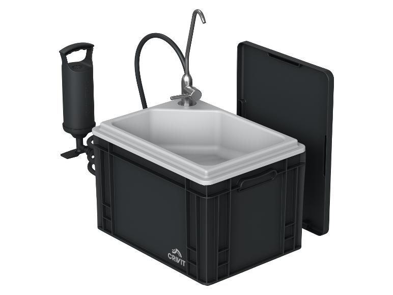 Évier de camping portable avec pompe manuelle, robinet et caisse de rangement noire.