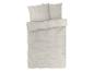 Parure de lit beige : drap, taie et oreillers.