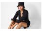 Chemise et short noirs, chapeau bob : look décontracté.