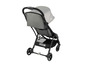 Une poussette grise avec un cadre noir, de la marque Babyzen.