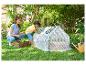 Une femme et un enfant travaillent dans le jardin avec une mini serre et un arrosoir.
