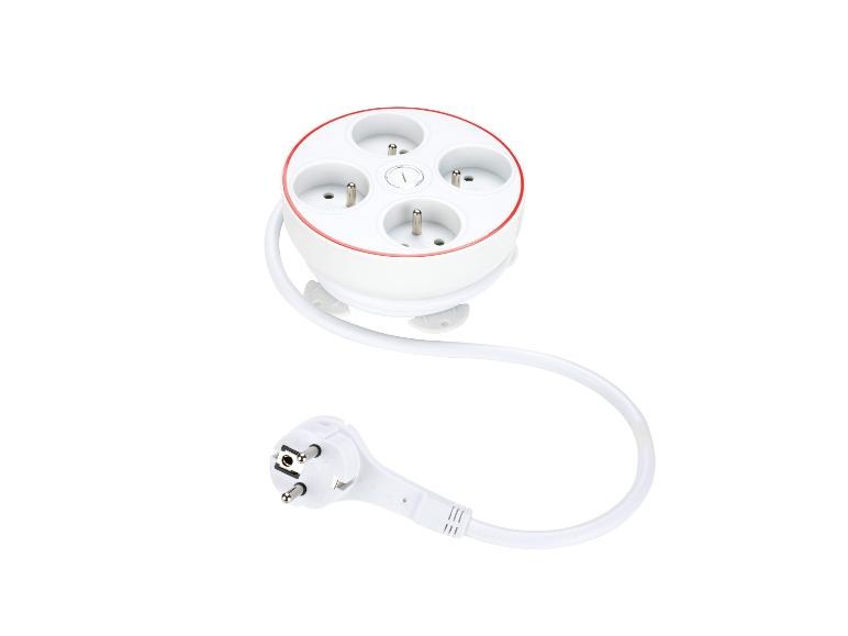 Multiprise circulaire blanche avec quatre prises et une fiche, sur fond blanc.