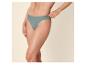 Femme en culotte de bikini verte, la main sur la taille.