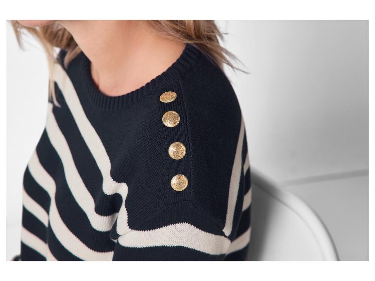 Pull rayé bleu marine et blanc avec boutons dorés sur l'épaule
