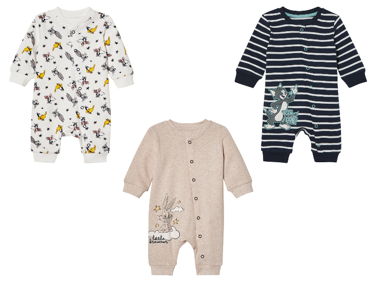 Trois pyjamas bébé avec des motifs Looney Tunes et Tom et Jerry.