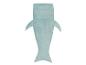 Une couverture grise en peluche en forme de requin.