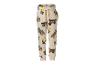 Pantalon de jogging beige pour enfant avec motif de véhicules de construction.