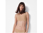 Femme en soutien-gorge et culotte beige.