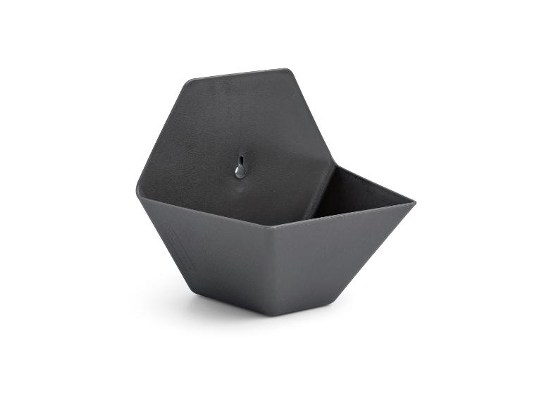 Jardinière murale anthracite en forme de losange avec trou de suspension.