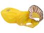 Imperméable jaune pour chien avec empreinte de patte et doublure de capuche rayée