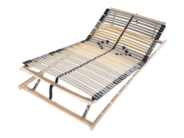 Un sommier en bois avec des pieds réglables.