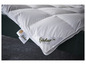 Une couette en duvet blanc Fjödür avec une étiquette.