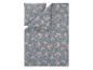 Parure de lit avec housse de couette et taie d'oreiller à motif floral de pivoines roses sur fond bleu-gris.