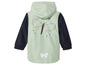 Un imperméable vert avec un motif de papillon pour enfant.