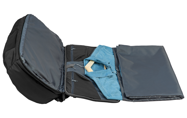 Vue détaillée du sac à dos ouvert avec une housse à vêtements intégrée et une boucle pour cintres