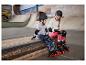 Enfants en rollers Crivit et protections, dans un skatepark.