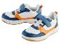 Deux paires de baskets blanches avec des détails bleus et orange et une fermeture velcro