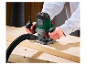 Un menuisier utilise une défonceuse Parkside Pof 1200 E4 pour travailler le bois.