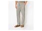 Pantalon de détente gris pour homme avec cordon de serrage et sandales marron.